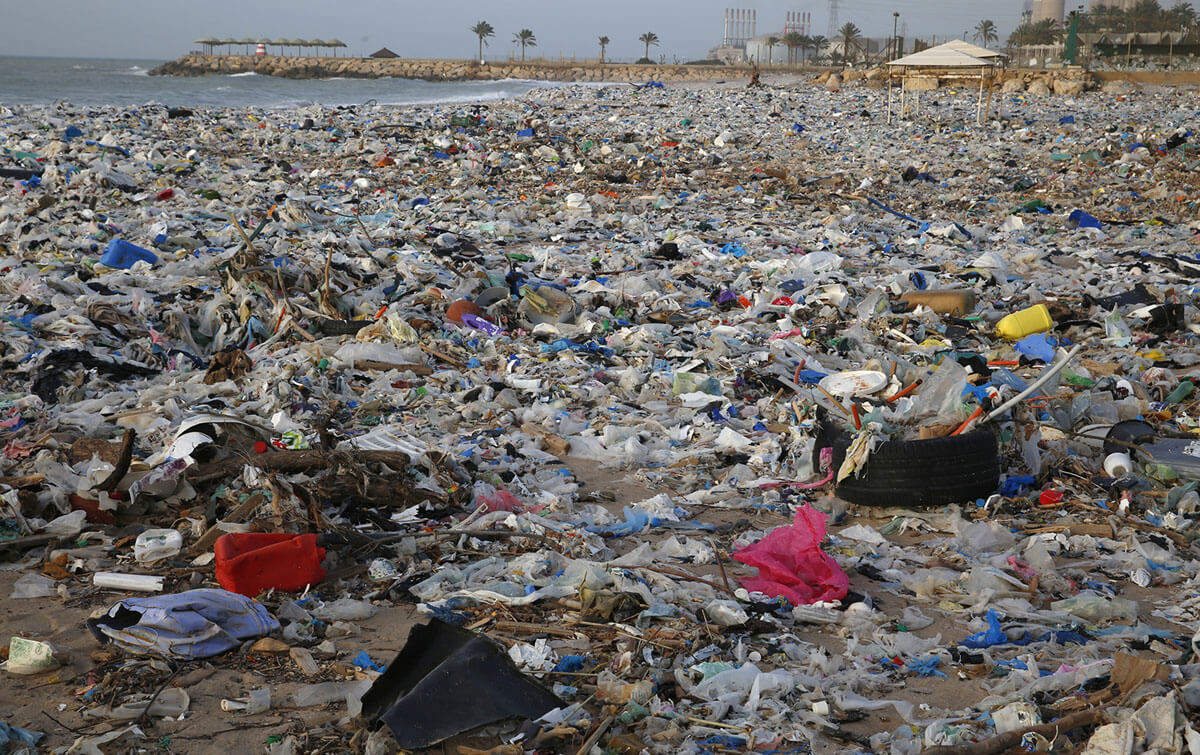 Sampah menutupi pantai beberapa hari setelah badai panjang menghantam garis pantai Zouq Mosbeh, utara Beirut, Lebanon, 22 Januari 2018. Para ahli lingkungan mengatakan badai musim dingin mendorong gelombang sampah ke pantai-pantai Lebanon, memicu kemarahan rakyatnya atas krisis pengelolaan limbah sejak 2015